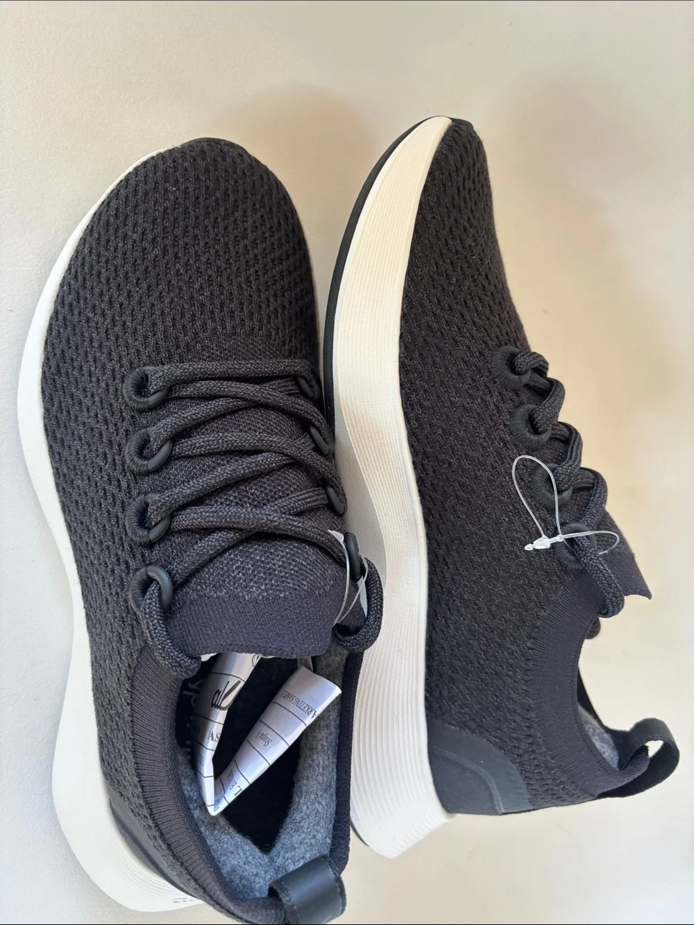 allbirds dasher, women’s size 9, Black Knit Runners/ White Sole, new condition